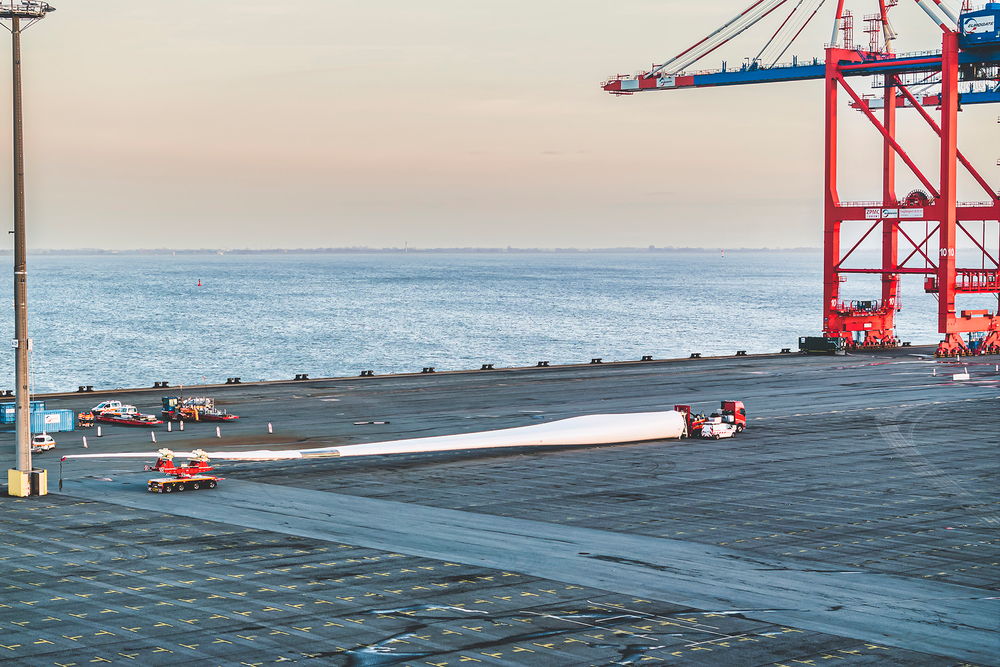 Véhicule de transport lourd de DOLL pour les éoliennes du port au coucher du soleil