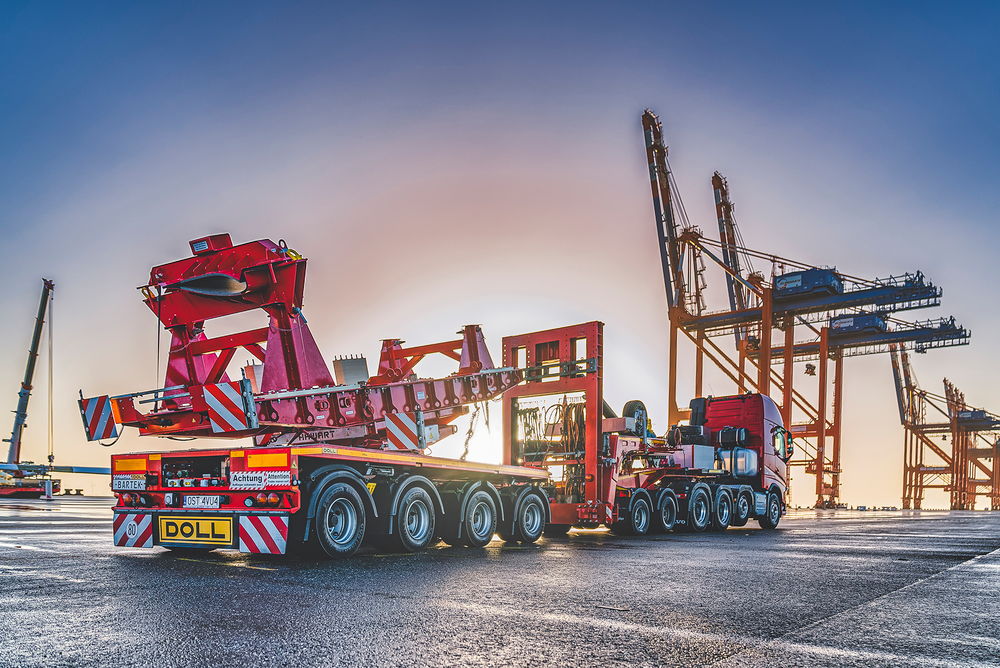 Véhicule de transport lourd de DOLL pour éoliennes au port au lever du soleil