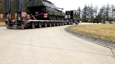 DOLL Defence Remorque à sellette pour terrain léger chargée d'un véhicule militaire