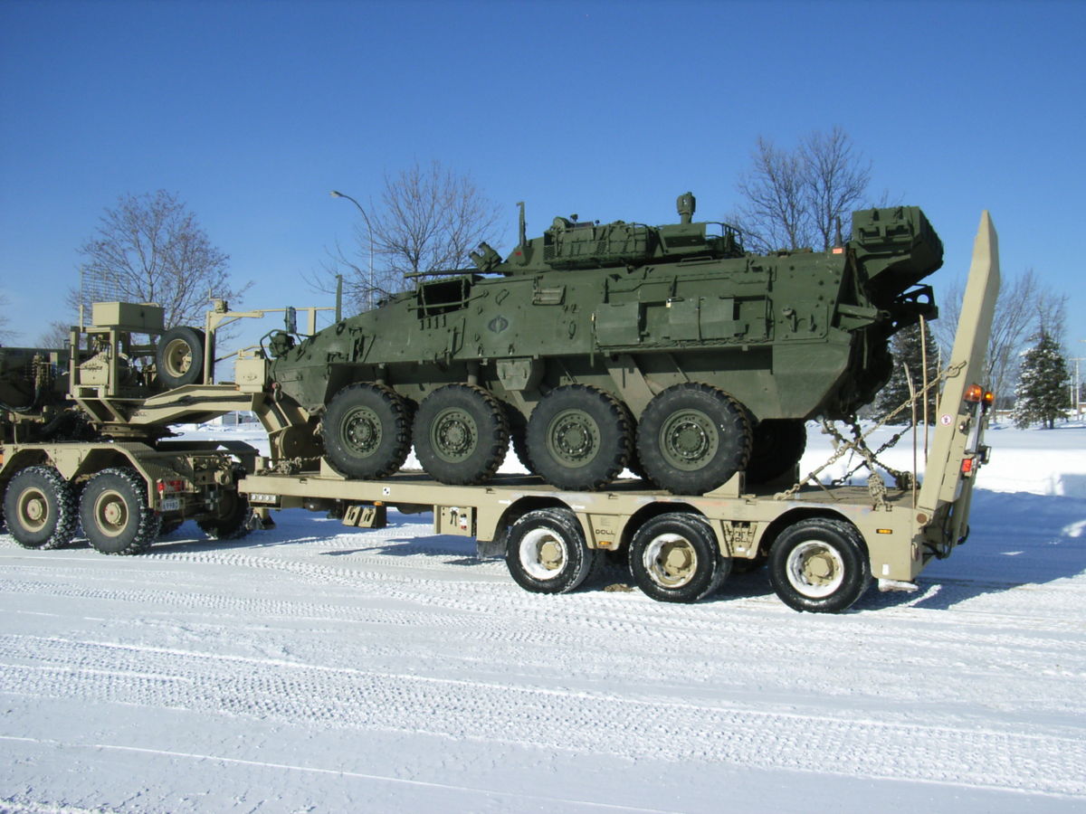 DOLL Defence Semi-remorque pour terrain léger chargé de véhicule militaire