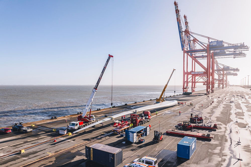 Véhicule de transport lourd de DOLL pour les éoliennes du port au coucher du soleil