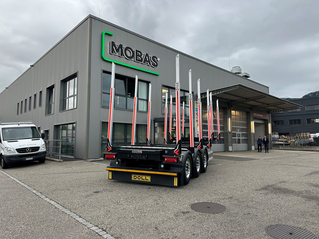 MOBAS AG Gebäude mit DOLL Trailer und Servicefahrzeug