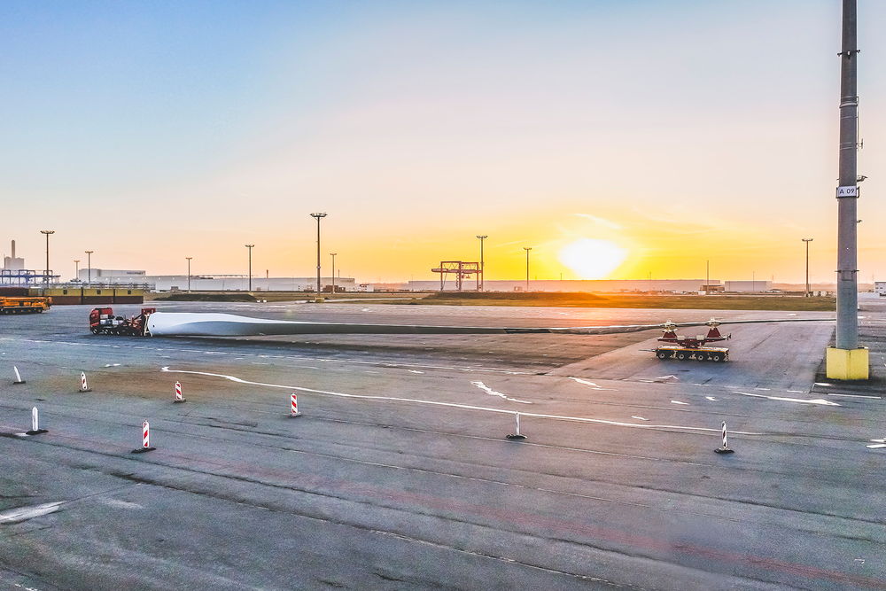 Transport d'une pale d'éolienne  au port sur un véhicule DOLL au coucher du soleil